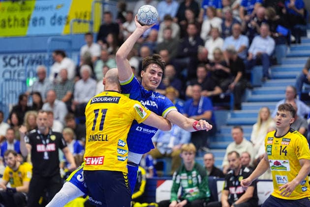 07 06 2026, xydrx, Handball, 1 HBL, VfL Gummersbach Rhein Neckar Löwen, Schwalbe Arena Lukas Sandell Rhein Neckar Loewen, 11 in duel against Julian Koester VfL Gummersbach, 7 Copyright: HMBxMedia YannisxDreimann