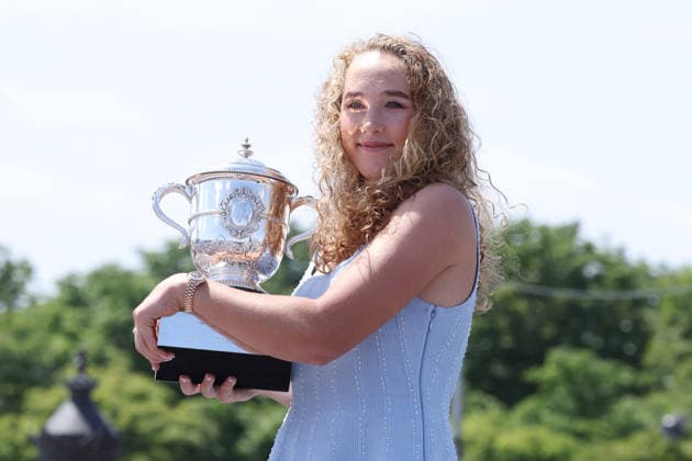 Mirra Andreeva Photocall - Paris Mirra Andreeva poses with the Coupe Suzanne Lenglen trophy during a photocall after her victory over Maja Chwalinska in the Women’s Singles Final match of the 2026 French Open Tennis tournament on Place de la Concorde on June 07, 2026 in Paris, France. Photo by Jerome Domine ABACAPRESS.COM Paris France  Copyright: xDominexJerome ABACAx