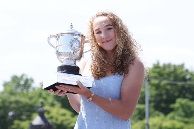 Mirra Andreeva Photocall - Paris Mirra Andreeva poses with the Coupe Suzanne Lenglen trophy during a photocall after her victory over Maja Chwalinska in the Women’s Singles Final match of the 2026 French Open Tennis tournament on Place de la Concorde on June 07, 2026 in Paris, France. Photo by Jerome Domine ABACAPRESS.COM Paris France  Copyright: xDominexJerome ABACAx