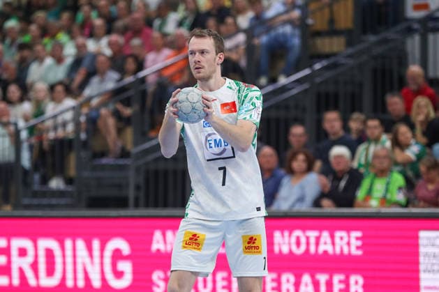 07 06 2026, xgox, Handball Daikin HBL HSG Wetzlar SC Magdeburg emspor, v l Felix Claar Magdeburg, 7 am Ball, plays the ball Wetzlar
