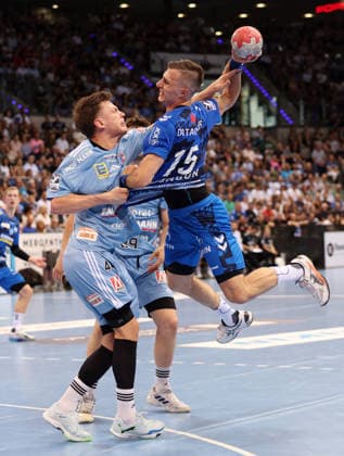 Stuttgart , Handball TVB Stuttgart VS HC Erlangen, f l Christoph Steinert Erlangen , Simone Mengeon TVB, on the ball