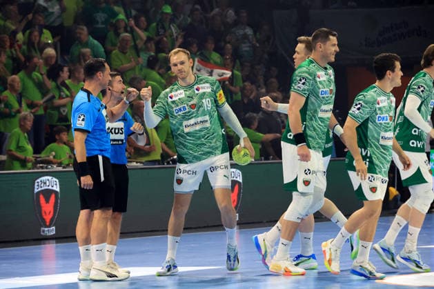 DEU, DHB, 1 HBL, Fuechse Berlin vs Flensburger Handewitt, 07 06 2026, Max Schmeling Halle, Berlin, DEU, DHB, 1 HBL, Fuechse Berlin vs Flensburger Handewitt, im Bild Fuechse Spielerkreis, Flensburger Spielerkreis, Mathias Gidsel Fuechse Berlin 19 nordphotoxGmbHx xEngler nph00076
