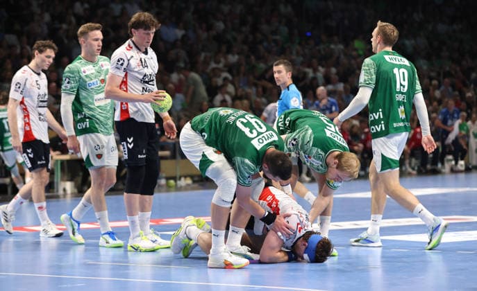 Johannes Golla down with an injury, Mijajlo Marsenic and Matthes Langhoff look after him Sport Handball HBL Bundesliga Men 34 Matchday Season 2025 2026 07 06 2026 Füchse Berlin vs SG Flensburg Handewitt