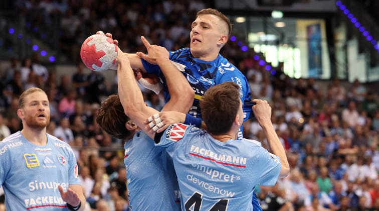 Stuttgart , Handball TVB Stuttgart VS HC Erlangen, Simone Mengeon TVB, on the ball