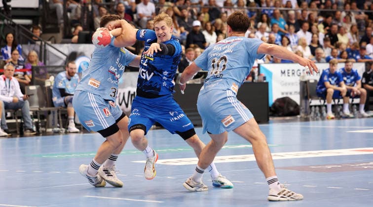 Stuttgart , Handball TVB Stuttgart VS HC Erlangen, f l Tobias Buck Erlangen , Torben Matzken TVB , Florian Scheerer Erlangen