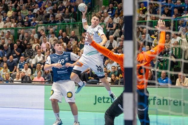 Duel between Oskar Sunnefeldt FRISCH AUF Goeppingen, 27 and Lukas Diedrich Bergischer HC 06, 16 Aron Seesing Bergischer HC 06, 49 Bergischer HC vs Frisch Auf Goeppingen, Handball, DAIKIN HBL, Matchday 34, 2025 2026 season, 07 06 2026 Bergischer HC vs Frisch Auf Goeppingen, Handball, DAIKIN HBL, Matchday 34, 2025 2026 season, 07 06 2026 Wuppertal Copyright: xEibner-Pressefoto ThomasxHaeslerx EP_THR