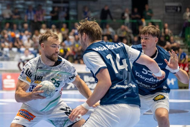duel between Ludvig Jurmala Astroem FRISCH AUF Goeppingen, 25 , Gerdas Barbarskas Bergischer HC 06, 14 and Soeren Steinhaus Bergischer HC 06, 53 Bergischer HC vs Frisch Auf Goeppingen, Handball, DAIKIN HBL, Matchday 34, Season 2025 2026, 07 06 2026 Bergischer HC vs Frisch Auf Goeppingen, Handball, DAIKIN HBL, Matchday 34, Season 2025 2026, 07 06 2026 Wuppertal Copyright: xEibner-Pressefoto ThomasxHaeslerx EP_THR