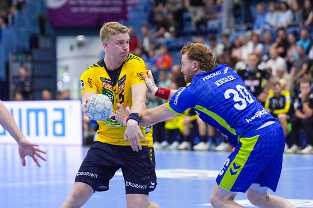 07 06 2026, xydrx, Handball, 1 HBL, VfL Gummersbach Rhein Neckar Löwen, Schwalbe Arena Haukur Thrastarson Rhein Neckar Loewen, 25 in duel against Tom Kiesler VfL Gummersbach, 30 Copyright: HMBxMedia YannisxDreimann