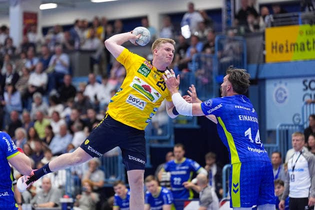 07 06 2026, xydrx, Handball, 1 HBL, VfL Gummersbach Rhein Neckar Löwen, Schwalbe Arena Haukur Thrastarson Rhein Neckar Loewen, 25 in duel against Teitur Einarsson VfL Gummersbach, 14 Copyright: HMBxMedia YannisxDreimann