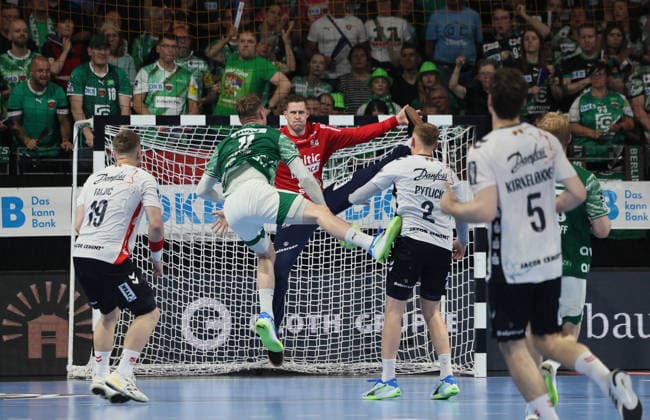 GER HBL season 2025 2026 FÜCHSE Berlin vs SG Flensburg Handewitt, 07 06 26, Max Schmeling Halle, Berlin, Lasse Bredekjaer ANDERSSON Füchse Berlin 11 overcomes Kevin MOELLER SG Flensburg Handewitt 20 with a spin move, trick shot