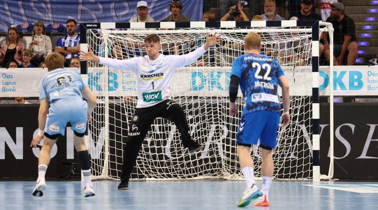 Stuttgart , Handball TVB Stuttgart VS HC Erlangen, f l Christopher Bissel Erlangen , Mateusz Kornecki TVB
