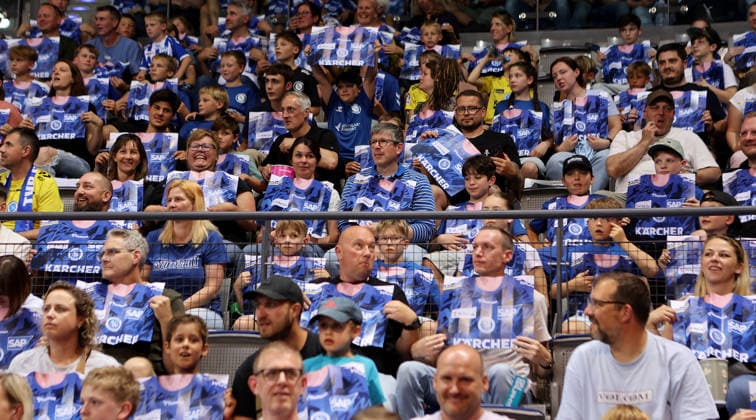 Stuttgart , Handball TVB Stuttgart VS HC Erlangen, Feature, Stuttgart fans hold up clapping cards