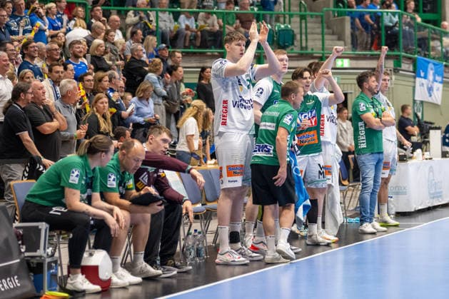 The Goeppingen bench celebrates Kristian Saeveras FRISCH AUF Goeppingen, 12 after a successful defense Bergischer HC vs Frisch Auf Goeppingen, Handball, DAIKIN HBL, Matchday 34, Season 2025 2026, 07 06 2026 Bergischer HC vs Frisch Auf Goeppingen, Handball, DAIKIN HBL, Matchday 34, Season 2025 2026, 07 06 2026 Wuppertal Copyright: xEibner-Pressefoto ThomasxHaeslerx EP_THR