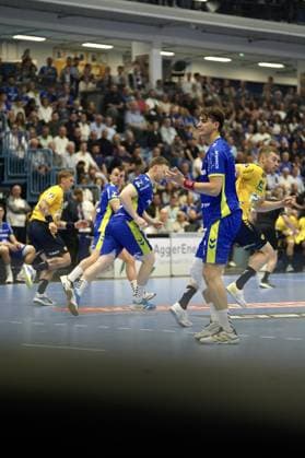 Julian Köster 7 VfL Gummersbach is at the center of the action in the SCHWALBE arena and directs the attack Several players from both teams are on the move, including Tim Nothdurft 8 Rhein Neckar Löwen and Miloö Vujovi 6 VfL Gummersbach Julian Köster 7 VfL Gummersbach in the build-up against Rhein Neckar Löwen Copyright: xspeedshotx xD.xBarndtx