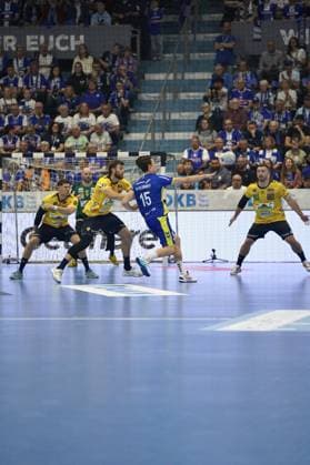 Miro Schluroff 15 VfL Gummersbach takes a shot and is put under pressure by the Rhein Neckar Löwen defense, including Jannik Kohlbacher 80 Rhein Neckar Löwen The scene takes place in the SCHWALBE arena in Gummersbach in front of a full house Miro Schluroff 15 VfL Gummersbach taking a shot against Rhein Neckar Löwen Copyright: xspeedshotx xD.xBarndtx