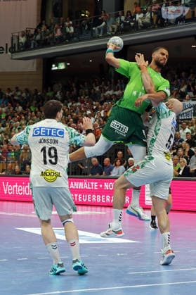 07 06 2026, xovx, Handball Daikin Handball Bundesliga, HSG Wetzlar SC Magedeburg v l Elvar Örn Jonsson SC Magdeburg , Philipp Ahouansou HSG Wetzlar , Oscar Bergendahl SC Magdeburg Wetzlar Buderus Arena Hessen Germany EN