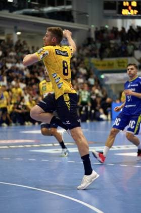 Tim Nothdurft 8 Rhein Neckar Löwen jumps off and takes a shot, in the background a VfL Gummersbach player with the number 31 can be seen The SCHWALBE arena is filled with spectators Tim Nothdurft 8 Rhein Neckar Löwen taking a jump shot in Gummersbach Copyright: xspeedshotx xD.xBarndtx