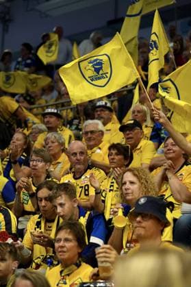 Fans of the Rhein Neckar Löwen fill the stands of the SCHWALBE arena in Gummersbach and wave yellow club flags In the foreground a player with the number 78 Edwin Aspenbäck Rhein Neckar Löwen can be seen Rhein Neckar Löwen fans in the SCHWALBE arena Gummersbach Copyright: xspeedshotx xD.xBarndtx