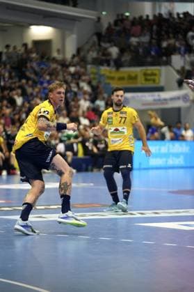 Edwin Aspenbäck 78 Rhein Neckar Löwen runs dynamically towards the pitch, Dani Baijens 77 Rhein Neckar Löwen is positioned in the background The match takes place in the SCHWALBE arena in Gummersbach in front of a full house Edwin Aspenbäck 78 Rhein Neckar Löwen and Dani Baijens 77 Rhein Neckar Löwen in action Copyright: xspeedshotx xD.xBarndtx