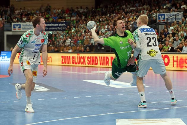 07 06 2026, xovx, Handball Daikin Handball Bundesliga, HSG Wetzlar SC Magedeburg v l Felix Claar SC Magdeburg , Justin Müller HSG Wetzlar , Magnus Saugstrup SC Magdeburg Wetzlar Buderus Arena Hessen Germany EN