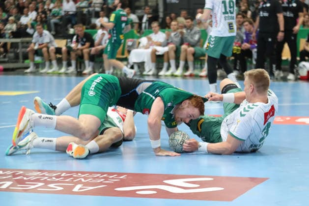 Handball DAIKIN HBL, SC DHfK Leipzig GWD Minden 07 06 2026 Daniel Astrup Pedersen 3, GWD Minden grabs Tomas Piroch 7, SC DHfK Leipzig by the jersey Handball, DAIKIN HBL, 1 Bundesliga, Season 2025 2026, 34 Matchday SC DHfK Leipzig vs GWD Minden on 07 06 2026 at Quarterback Immobilien Arena Leipzig Copyright: xBEAUTIFULxSPORTS JanxKaeferx