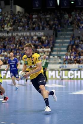 Tim Nothdurft 8 Rhein Neckar Löwen runs across the pitch of the SCHWALBE arena in Gummersbach with the ball in his hand VfL Gummersbach players and the packed spectator stands can be seen in the background Tim Nothdurft 8 Rhein Neckar Löwen with the ball in the SCHWALBE arena Copyright: xspeedshotx xD.xBarndtx