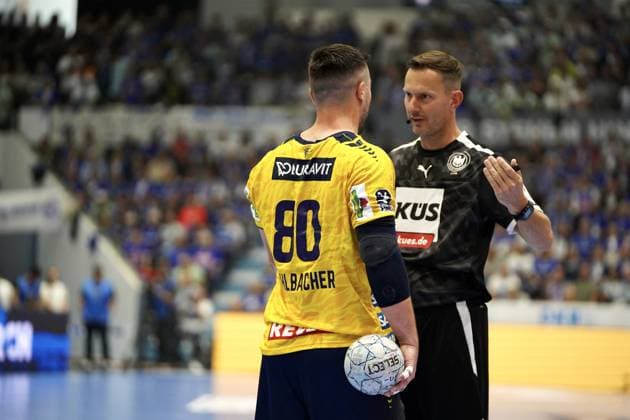 Jannik Kohlbacher 80 Rhein Neckar Löwen stands with a handball in his hand and talks to the referee in the SCHWALBE arena in Gummersbach The referee gestures with his hand during the conversation Jannik Kohlbacher 80 Rhein Neckar Löwen talking to the referee Copyright: xspeedshotx xD.xBarndtx