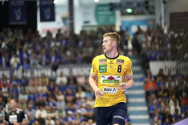 Tim Nothdurft 8 Rhein Neckar Löwen runs with concentration across the pitch in the packed SCHWALBE arena in Gummersbach Numerous spectators from VfL Gummersbach can be seen in the background Tim Nothdurft 8 Rhein Neckar Löwen during the game in the SCHWALBE arena Copyright: xspeedshotx xD.xBarndtx