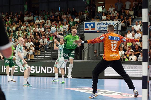 07 06 2026, xovx, Handball Daikin Handball Bundesliga, HSG Wetzlar SC Magedeburg v l Magnus Saugstrup SC Magdeburg , Lukas Mertens SC Magdeburg , Justin Müller HSG Wetzlar , Matej Mandic SC Magdeburg Wetzlar Buderus Arena Hessen Germany EN