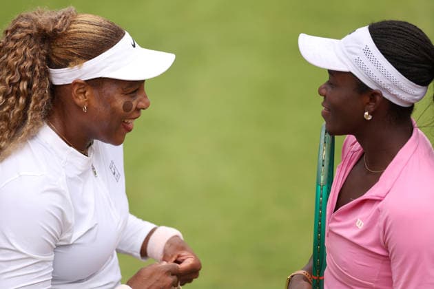 Serena Williams of USA talks tactics during a practice session at Queen s Club with Victoria Mboko HSBC Queen s Club Championships, Day Two, Tennis, Queen s Club, West Kensington, London, UK - 07 Jun 2026London Queen s Club United Kingdom  Copyright: xEllaxLing Shutterstockx 16915783cw