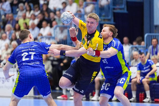07 06 2026, xydrx, Handball, 1 HBL, VfL Gummersbach Rhein Neckar Löwen, Schwalbe Arena Haukur Thrastarson Rhein Neckar Loewen, 25 in duel against Kristjan Horzen VfL Gummersbach, 27 and Tom Kiesler VfL Gummersbach, 30 Copyright: HMBxMedia YannisxDreimann