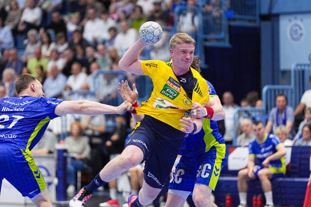 07 06 2026, xydrx, Handball, 1 HBL, VfL Gummersbach Rhein Neckar Löwen, Schwalbe Arena Haukur Thrastarson Rhein Neckar Loewen, 25 in duel against Kristjan Horzen VfL Gummersbach, 27 and Tom Kiesler VfL Gummersbach, 30 Copyright: HMBxMedia YannisxDreimann