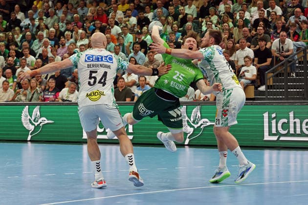 07 06 2026, xovx, Handball Daikin Handball Bundesliga, HSG Wetzlar SC Magedeburg v l Oscar Bergendahl SC Magdeburg , Justin Müller HSG Wetzlar , Lukas Mertens SC Magdeburg Wetzlar Buderus Arena Hessen Germany EN