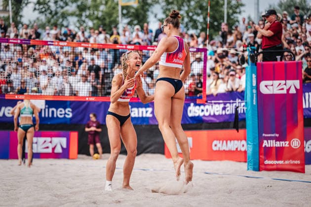Beach volleyball women Allianz German Beach Tour 2026 Tourstop Berlin 07 06 2026 f l Paula Schürholz and Elea Beutel win the tournament in Berlin and cheer Berlin Funkhaus Beach Berlin Germany