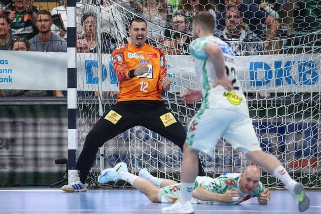 07 06 2026, xtgx, Handball, Daikin HBL, HSG Wetzlar SC Magdeburg v l Matej Mandic Magdeburg, 12 cheers over held ball, defended, held, Torhueter Wetzlar