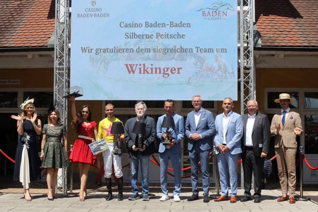 07 06 2026, Iffezheim, Baden Wuerttemberg, GER Award Ceremony Viking with Thore Hammer Hansen wins the Silver Whip Galopprennbahn Baden Baden, Iffezheim Award Ceremony, Viking, Hammer Hansen, Victory 260607B984IFFEZHEIM JPG