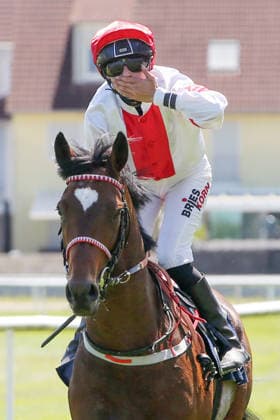 07 06 2026, Iffezheim, Baden Wuerttemberg, GER Alleno with Sibylle Vogt after winning the Grand Prix of Tattersalls racecourse Baden Baden, Iffezheim Horse, Jockey, Alleno, Vogt, Victory 260607B989IFFEZHEIM JPG