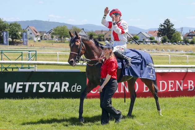 07 06 2026, Iffezheim, Baden Wuerttemberg, GER Alleno with Sibylle Vogt after winning the Grand Prix of Tattersalls racecourse Baden Baden, Iffezheim Horse, Jockey, Alleno, Vogt, Victory 260607B992IFFEZHEIM JPG