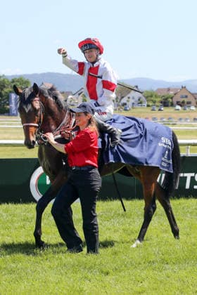 07.06.2026, Iffezheim, Baden-Wuerttemberg, GER - Alleno mit Sibylle Vogt nach dem Sieg im Grossen Preis von Tattersalls. Galopprennbahn Baden-Baden, Iffezheim. (Pferd, Jockey, Alleno, Vogt, Sieg) 260607B993IFFEZHEIM.JPG *** 07 06 2026, Iffezheim, Baden Wuerttemberg, GER Alleno with Sibylle Vogt after winning the Grand Prix of Tattersalls racecourse Baden Baden, Iffezheim Horse, Jockey, Alleno, Vogt, Victory 260607B993IFFEZHEIM JPG
