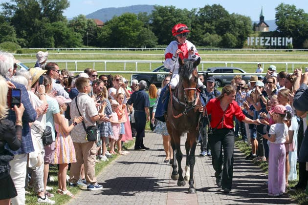 07 06 2026, Iffezheim, Baden Wuerttemberg, GER Alleno with Sibylle Vogt after winning the Grand Prix of Tattersalls at the Via Triumphalis on the Walk of Fame racecourse Baden Baden, Iffezheim Horse, Jockey, Alleno, Vogt, Victory 260607B994IFFEZHEIM JPG