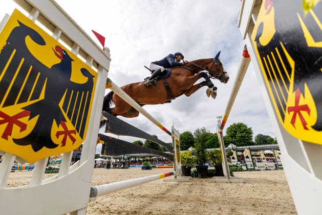 * mit 2 Umläufen (1.55 m) - 2. Umlauf Finalwertung Deutsche Meisterschaften Springreiten 2025 Balve, Reitanlage Schloss Wocklum 07. June 2026 -