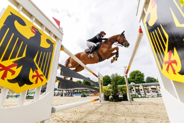 * mit 2 Umläufen (1.55 m) - 2. Umlauf Finalwertung Deutsche Meisterschaften Springreiten 2025 Balve, Reitanlage Schloss Wocklum 07. June 2026 -
