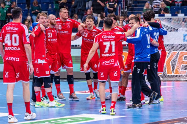 Dainis KriötopÄns MT Melsungen, No. 10 Aaron Mensing MT Melsungen, No. 33 v l , TSV Hannover Burgdorf green vs MT Melsungen red on matchday 34 of the 2025 2026 season in the DAIKIN Handball Bundesliga 07 06 2026, ZAG Arena Hannover, GER , Copyright: xJanxGuentherx xTSVxHannover-Burgdorfx