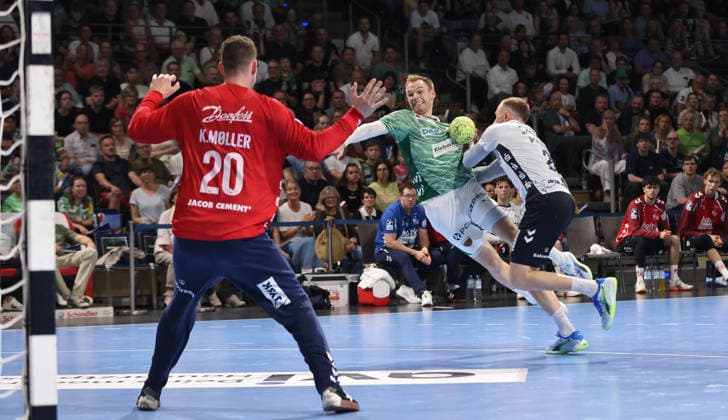 Mathias Gidsel scores a goal against goalkeeper Kevin Moeller, Simon Pytlick duel Game scene Action Sport Handball HBL Bundesliga Men 34 Matchday Season 2025 2026 07 06 2026 Füchse Berlin vs SG Flensburg Handewitt