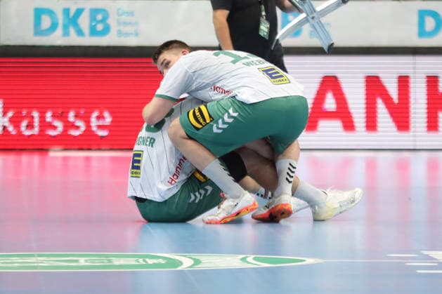 Handball DAIKIN HBL, SC DHfK Leipzig GWD Minden 07 06 2026 Ian Weber 13, GWD Minden consoles Tom Bergner 28, GWD Minden after the defeat and relegation Handball, DAIKIN HBL, 1 Bundesliga, Season 2025 2026, 34 Matchday SC DHfK Leipzig vs GWD Minden on 07 06 2026 at Quarterback Immobilien Arena Leipzig Copyright: xBEAUTIFULxSPORTS JanxKaeferx