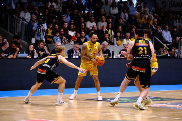 ProA Playoff Final Phoenix Hagen vs Bozic Estriche Knights Kirchheim, Hagen, 07 06 2026, Ischelandhalle Hagen Marcus Henri Graves 0, Phoenix Hagen, PG looking for a teammate ProA Playoff Final Phoenix Hagen vs Bozic Estriche Knights Kirchheim, Hagen, 07 06 2026, Ischelandhalle Hagen Copyright: xBEAUTIFULxSPORTS Piepenstockx