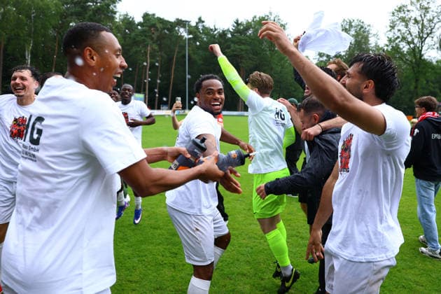 47 Jean Francois De Chatrie Doegl (Eimsbütteler TV) und seine Teamkollegen feiern den Aufstieg in die Regionalliga Nord. Fußball I Herren I Aufstiegsrunde zur Regionalliga Nord I Saison 2025-2026 I 3. Spiel I Eimsbütteler TV - Blumenthaler SV I 07.06.2026 I A-Platz Heeslingen *** 47 Jean Francois De Chatrie Doegl Eimsbütteler TV and his teammates celebrate promotion to the Regionalliga Nord Football I Men I Promotion round to Regionalliga Nord I Season 2025 2026 I 3 match I Eimsbütteler TV Blumenthaler SV I 07 06 2026 I A pitch Heeslingen