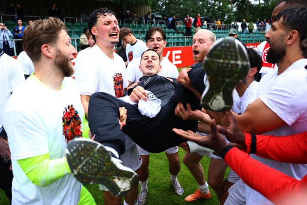 Can Timo Schultz Coach, Eimsbütteler TV was thrown through the air by his players Football I Men I Promotion round to Regionalliga Nord I Season 2025 2026 I 3 match I Eimsbütteler TV Blumenthaler SV I 07 06 2026 I A pitch Heeslingen