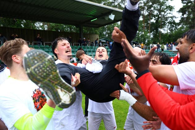 Can Timo Schultz Coach, Eimsbütteler TV was thrown through the air by his players Football I Men I Promotion round to Regionalliga Nord I Season 2025 2026 I 3 match I Eimsbütteler TV Blumenthaler SV I 07 06 2026 I A pitch Heeslingen