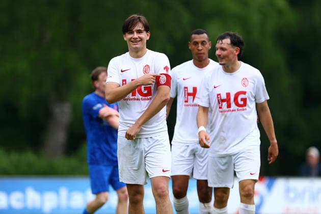 77 Tom Politz Eimsbütteler TV celebrates his goal for 5 0 and points to the captains armband Football I Men I Promotion round to Regionalliga Nord I Season 2025 2026 I 3 match I Eimsbütteler TV Blumenthaler SV I 07 06 2026 I A pitch Heeslingen
